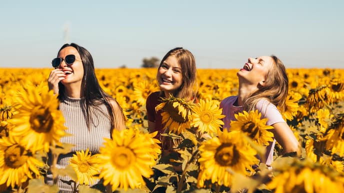 Horoskop: Drei Frauen lachen