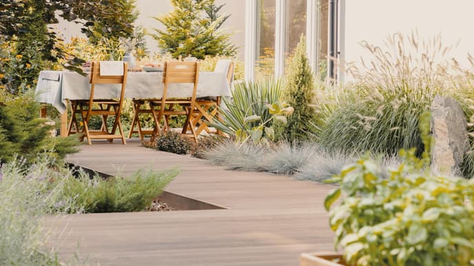 Gartentrends 2021: Garten mit Stühlen und Tisch