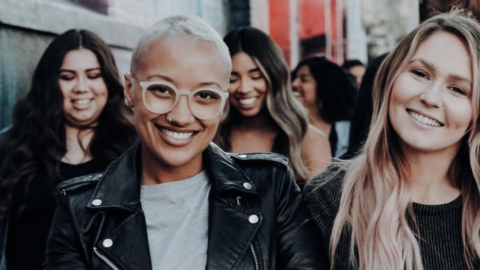Die Glücks-Sternzeichen des Tages: Frauen laufen und lachen