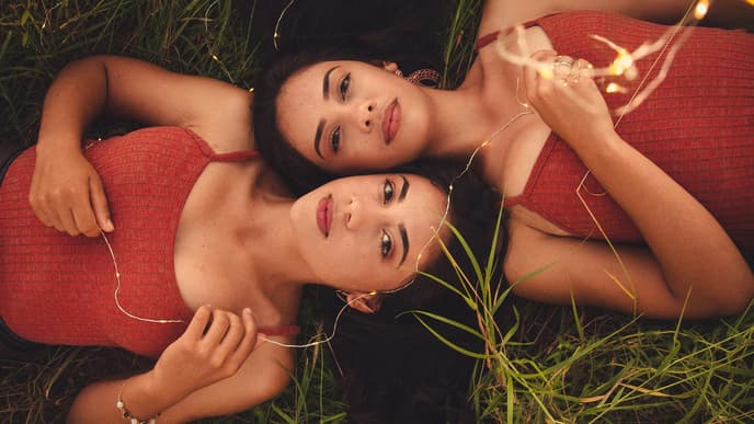Horoskop Thema: Zwei Frauen liegen auf Wiese