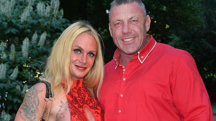 Caro Robens im roten Kleid 