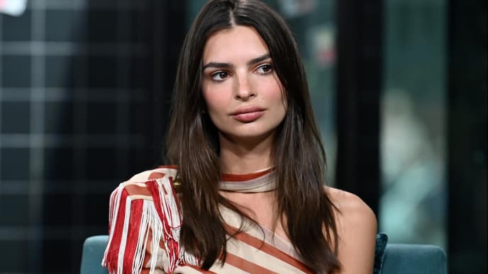 Emily Ratajkowski guckt neutral