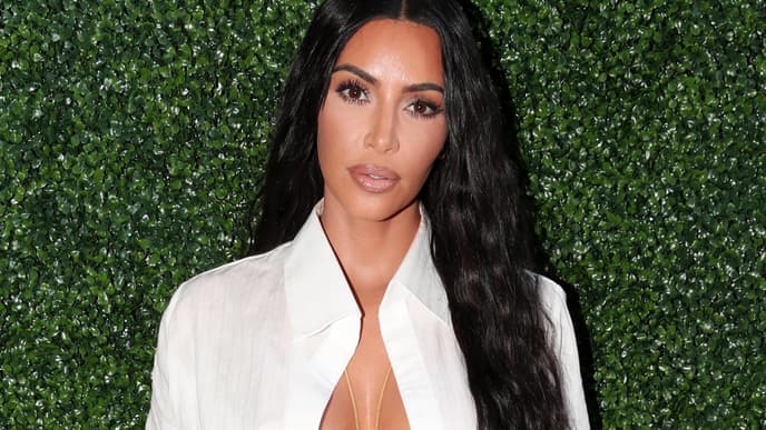 Kim Kardashian im weißen Kleid