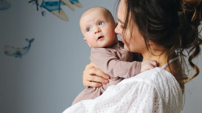 Babynamen die beliebt bleiben: Baby auf Arm der Mutter