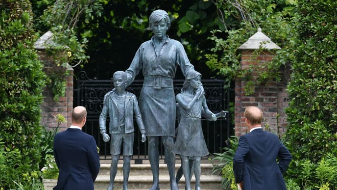Prinz William und Prinz Harry vor der Diana Statue