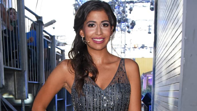 Eva Benetatou im Kleid 