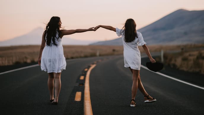 Horoskop: Zwei Frauen auf der Straße
