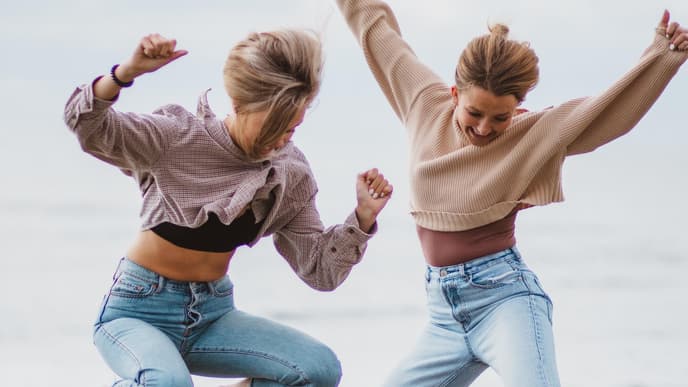 Horoskop: Zwei Frauen springen in die Luft