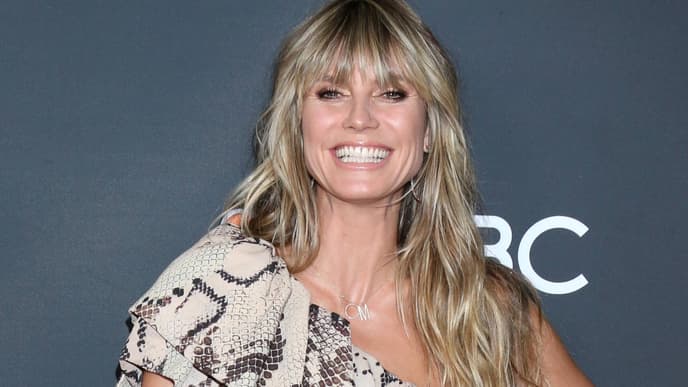 Heidi Klum lächelt