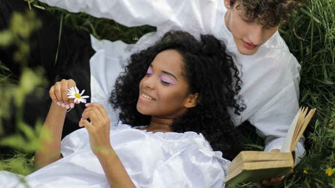 Horoskop: Pärchen liegt im Feld