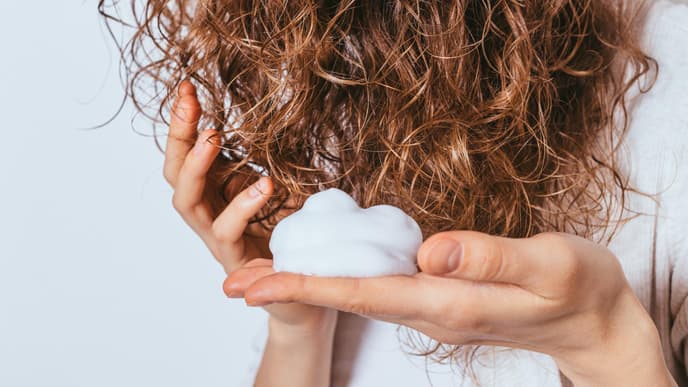 Schaumfestiger in die Haare geben