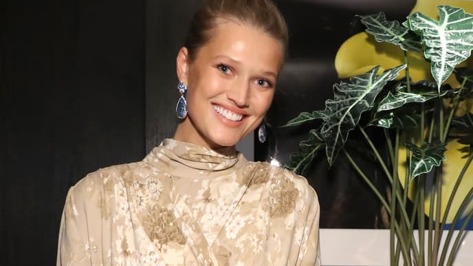 Toni Garrn goldenes Kleid 