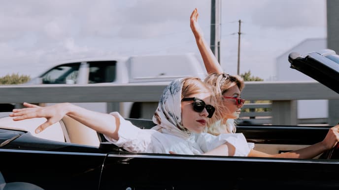 Horoskop: Zwei Frauen im Cabrio