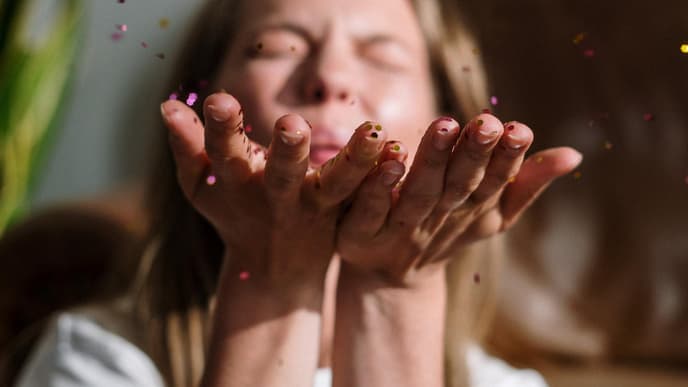 Horoskop: Frau pustet Glitzer