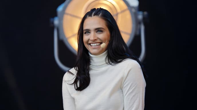Amira Pocher lächelt in die Kamera