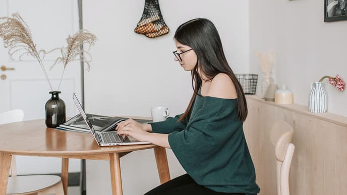 Frau am Laptop