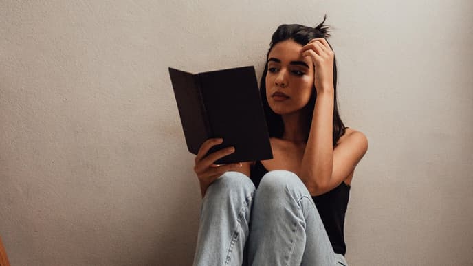 Frau mit Buch