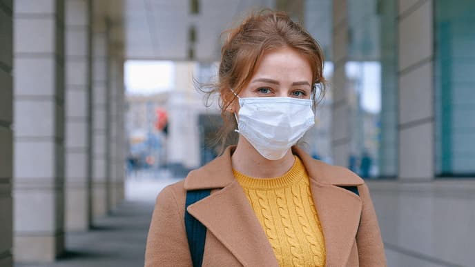Frau mit Maske