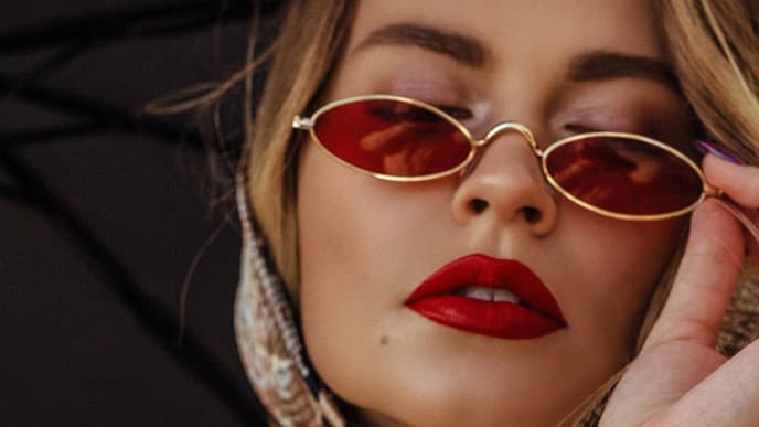 Frau mit Sonnenbrille und rote Lippen