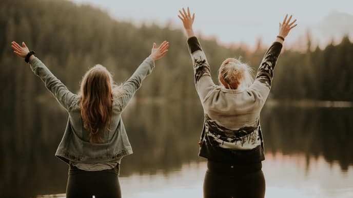 Horoskop: Zwei Frauen am See