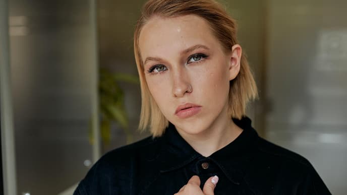 Horoskop: Frau guckt in Kamera