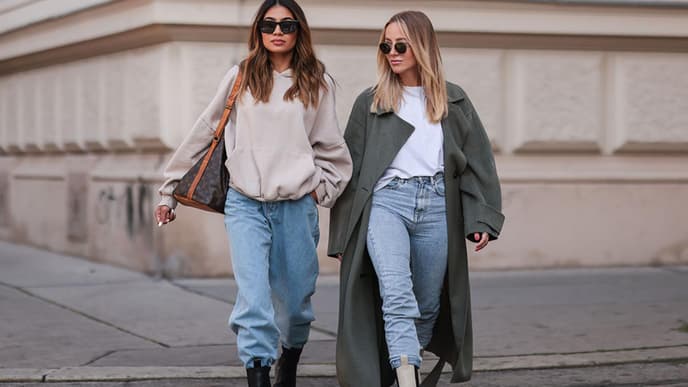 Zwei junge Frauen mit Jeans