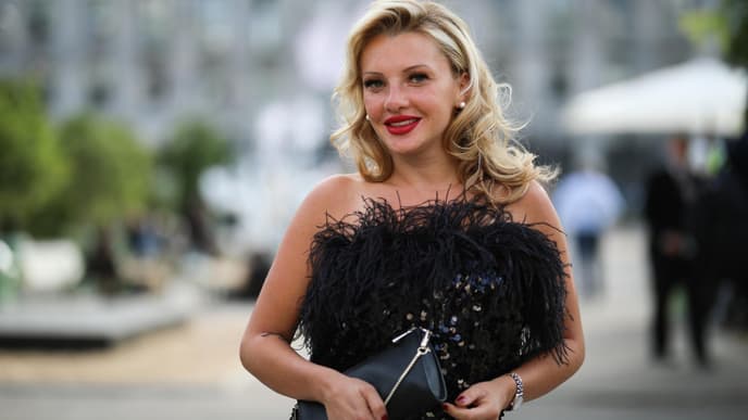 Evelyn Burdecki rote Lippen schwarzes Kleid 