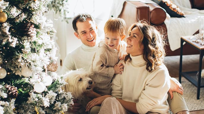 Glückliche Familie unter Weihnachtsbaum