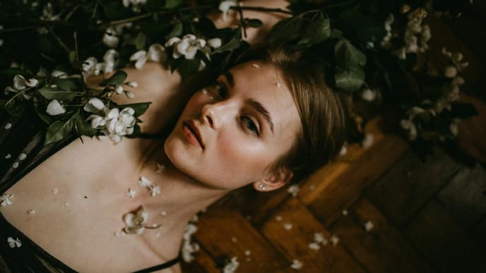 Horoskop Thema: Frau liegt auf Blumen