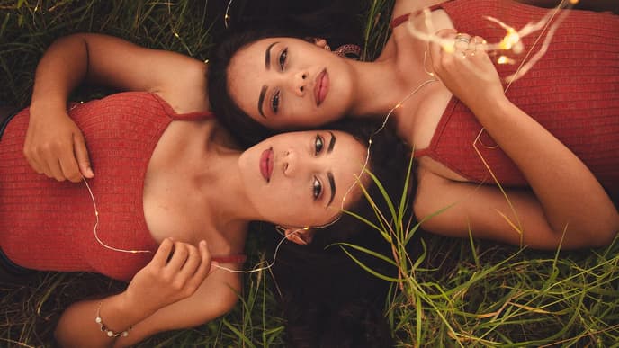 Horoskop Thema: Frauen liegen im Gras