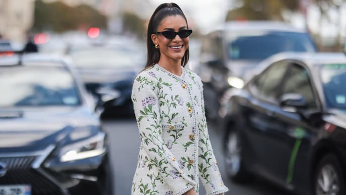 Influencerin trägt Kleid