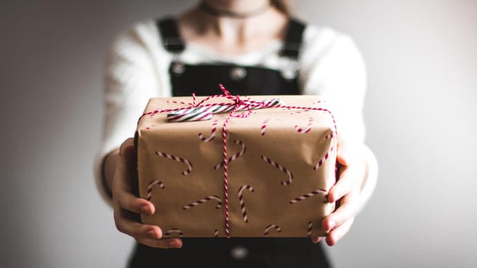 Frau mit Geschenk in der Hand