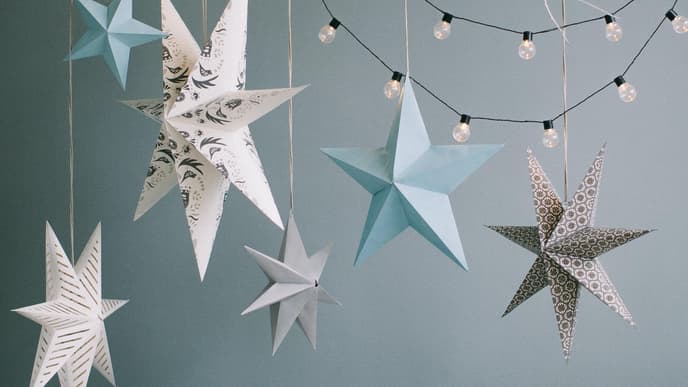 Weihnachtsdeko Sterne hängen von der Decke