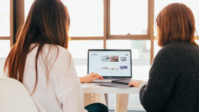 zwei Frauen am Laptop
