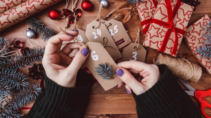 Frau bastelt Adventskalender