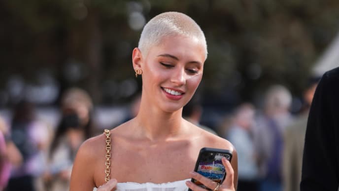 Blonde Frau mit einem Buzz Cut