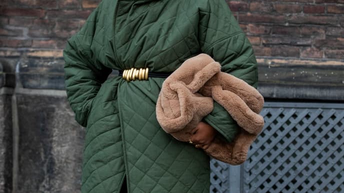 Oumayma Elboumeshouli mit Fake Fur Tasche