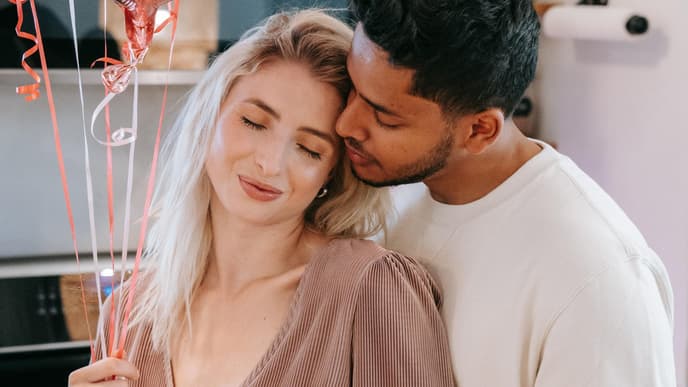 Horoskop Thema: Frau und Mann umarmen sich