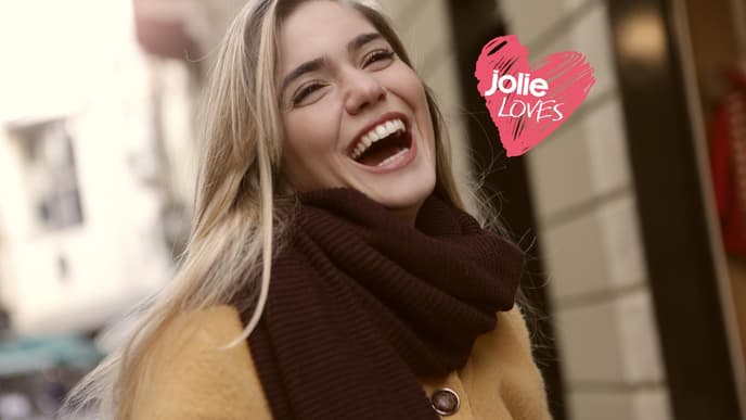 Jolie Loves: Frau lacht