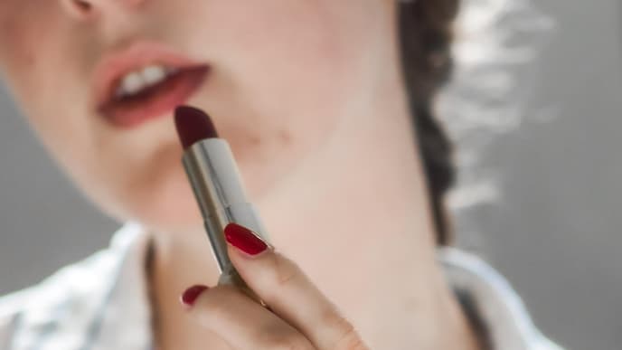 Lippenstift auftragen rote Fingernägel