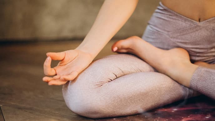 Yoga mit Kerzen und Weihrauch