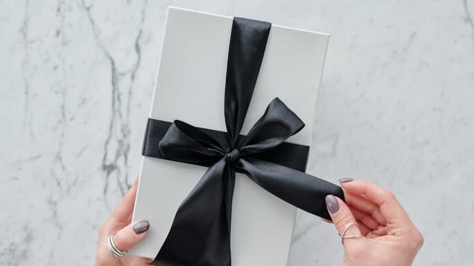 Frau hält Geschenk in Händen