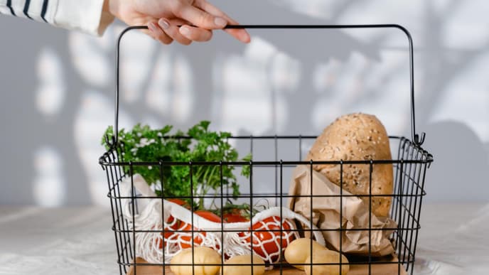 Einkaufskorb Supermarkt mit Lebensmitteln