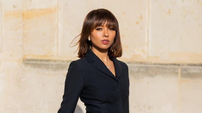 Frau mit geradem Pony