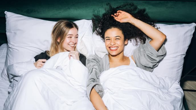 Horoskop: Zwei Frauen in einem Bett