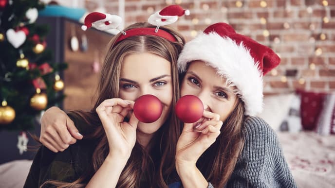 Frauen mit Weihnachtsmützen