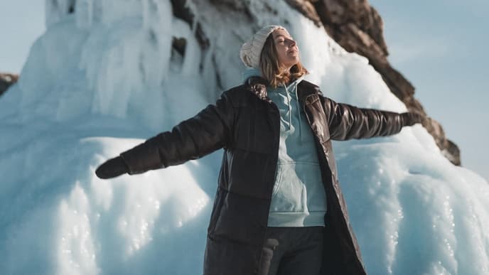 Winterreisen: Frau im Schnee