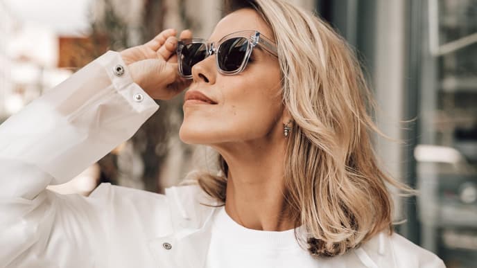 Horoskop: Frau mit Sonnenbrille