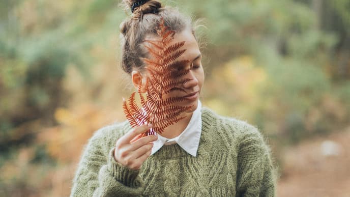 Horoskop Thema: Frau mit Blatt vor dem Gesicht