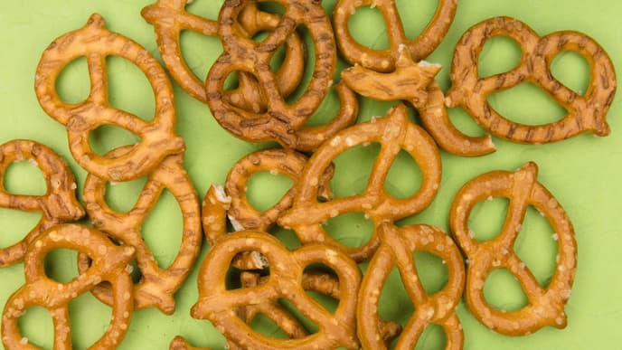 Mini Brezeln grüner Hintergrund